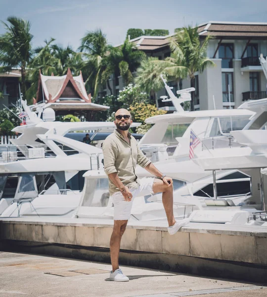 Marinada poz veren bir gencin moda portresi.