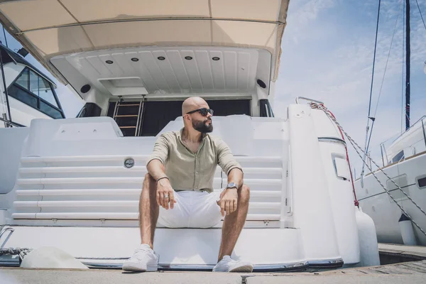 Marinada poz veren bir gencin moda portresi.