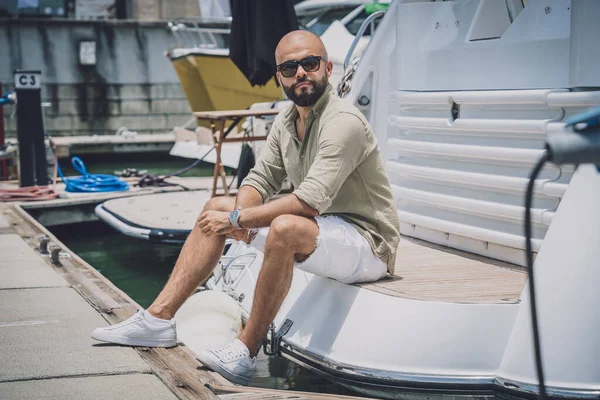 Marinada poz veren bir gencin moda portresi.