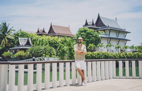 Marinada poz veren bir gencin moda portresi.