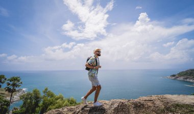 Yaz tatilindeki genç gezgin. Güzel dağları ve arka planda deniz manzaraları var.