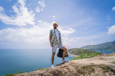 Yaz tatilindeki genç gezgin. Güzel dağları ve arka planda deniz manzaraları var.