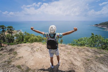 Yaz tatilindeki genç gezgin. Güzel dağları ve arka planda deniz manzaraları var.