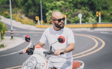 Motosikletli şık bir genç adam.