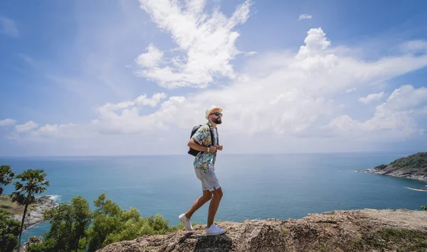 Yaz tatilindeki genç gezgin. Güzel dağları ve arka planda deniz manzaraları var.