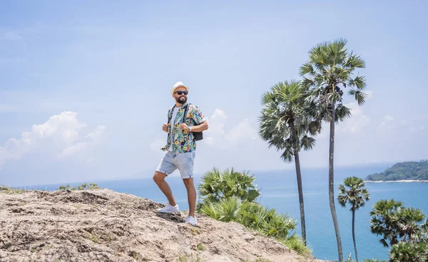 Yaz tatilindeki genç gezgin. Güzel dağları ve arka planda deniz manzaraları var.
