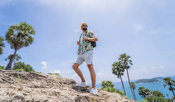 Yaz tatilindeki genç gezgin. Güzel dağları ve arka planda deniz manzaraları var.