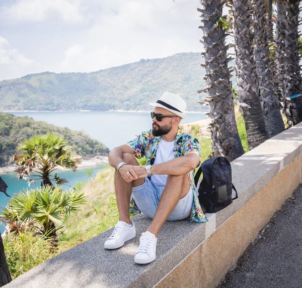 Jovem viajante homem em férias de verão com belas palmas e paisagens marinhas no fundo — Fotografia de Stock