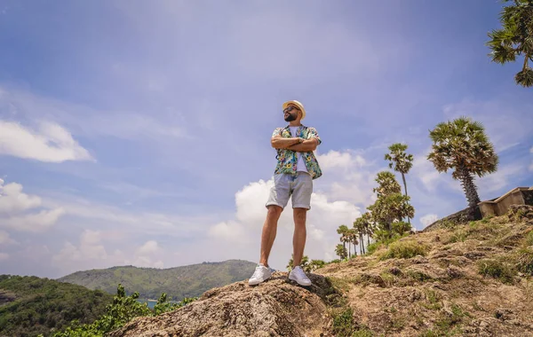 暑假旅行的年轻人，背景是美丽的高山和海滨 — 图库照片