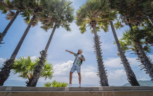 暑假旅行的年轻人，背景是美丽的棕榈和海燕 — 图库照片
