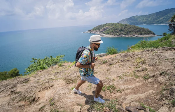 Yaz tatilindeki genç gezgin. Güzel dağları ve arka planda deniz manzaraları var.