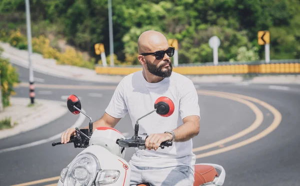 Motosikletli şık bir genç adam.