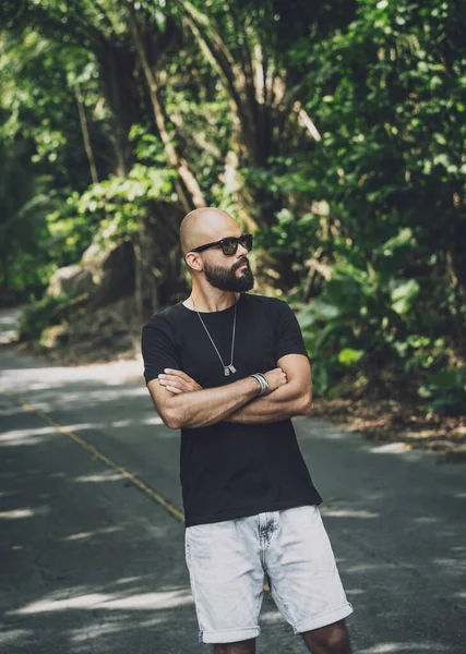 Ormanda güzel bir geçmişi olan moda bir gencin portresi.