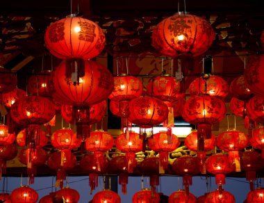 Çin tapınağının çatısında asılı kırmızı fenerler.