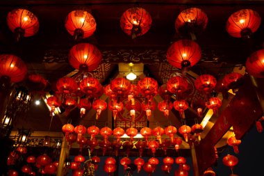 Çin tapınağının çatısında asılı kırmızı fenerler.