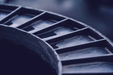 Üretici fabrikasındaki siyah plastik su deposu.