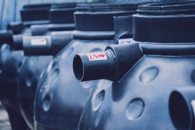 Üretici fabrikasındaki siyah plastik su deposu.