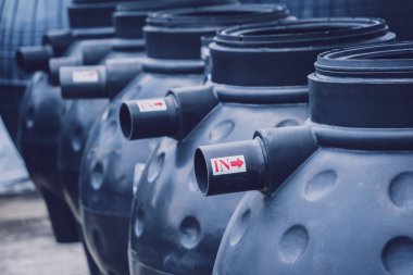 Üretici fabrikasındaki siyah plastik su deposu.