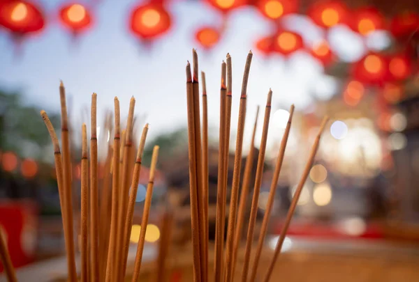 Brännande rökelse pinnar vid det stora kinesiska templet — Stockfoto