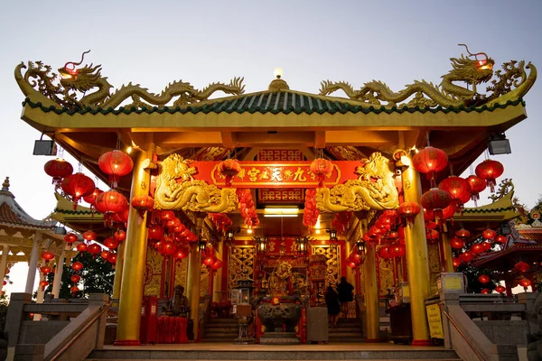 Ett stort vackert kinesiskt tempel vid solnedgången — Stockfoto