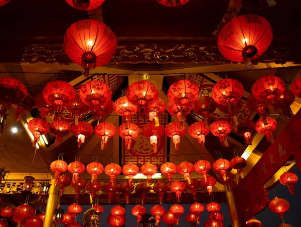 Çin tapınağının çatısında asılı kırmızı fenerler.