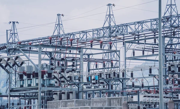 Subestación de distribución de corriente de planta de energía eléctrica de alta tensión — Foto de Stock