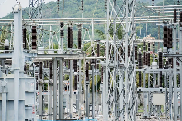 Yüksek voltajlı elektrik santrali akım alt istasyonu — Stok fotoğraf
