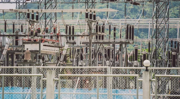 Υποσταθμός διανομής ρεύματος σταθμού ηλεκτροπαραγωγής υψηλής τάσης — Φωτογραφία Αρχείου