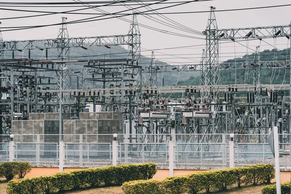 Subestación de distribución de corriente de planta de energía eléctrica de alta tensión — Foto de Stock