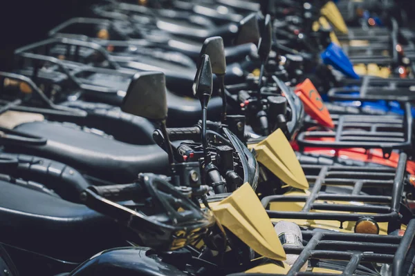 Satır kirli ATVs dörtlü bisiklet görüntüsü