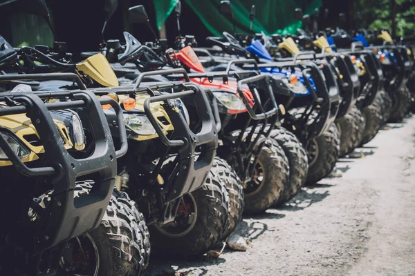 Satır kirli ATVs dörtlü bisiklet görüntüsü