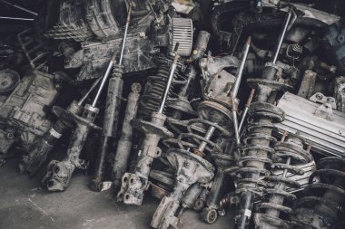 Eski araba servisinde hurda otomotiv parçaları