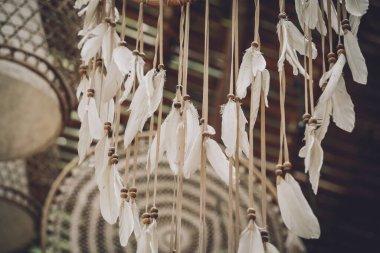 Tüyleri iplik ve boncukları sallanan bir düş kapanı.