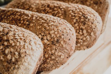 Yulaf ezmeli tahıl unundan taze ev yapımı ekmek.