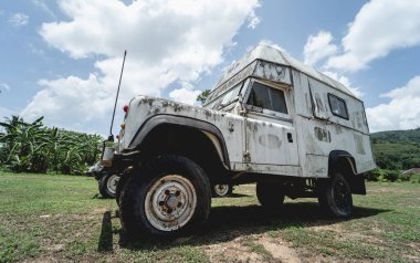 Afrika ormanlarında safari için eski paslı arabalar.