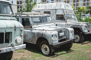 Afrika ormanlarında safari için eski paslı arabalar.