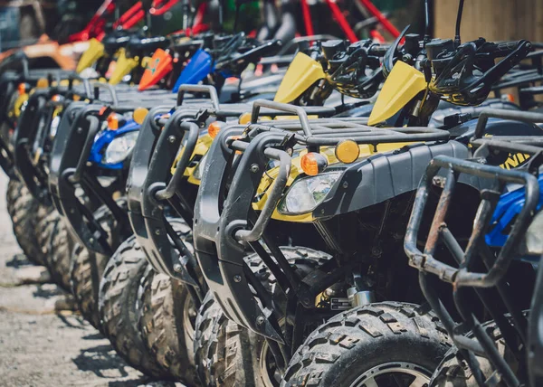 Satır kirli ATVs dörtlü bisiklet görüntüsü