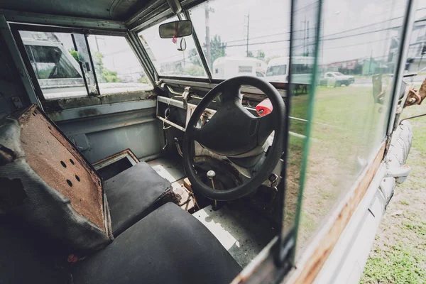 Afrika ormanlarında safari için eski paslı arabalar.