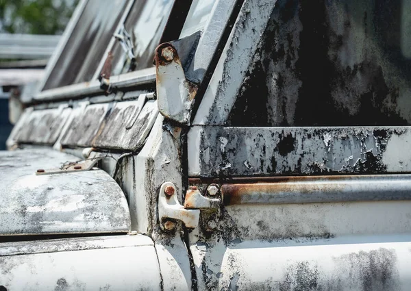 Old rusty cars for safari in the jungle of Africa — Stockfoto