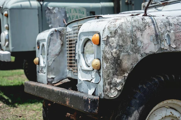 Viejos coches oxidados para safari en la selva de África — Foto de Stock