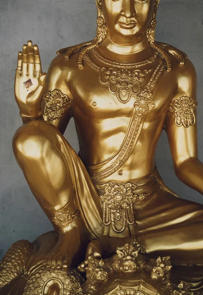 Tayland 'daki eski Budist tapınağının ayrıntıları ve parçaları.