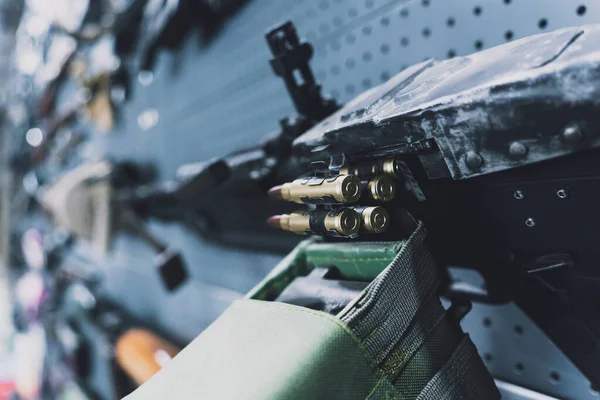 Duvarda tüfek ve tüfek koleksiyonu var.