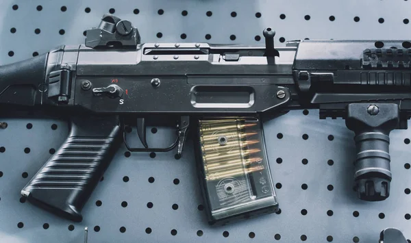 Duvarda tüfek ve tüfek koleksiyonu var.