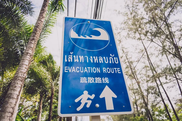 A sign showing a tsunami evacuation route at island in Thailand — Photo