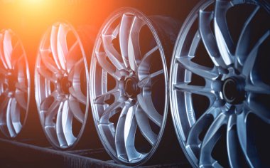 Bir dükkanda sıra sıra metal araba diskleri