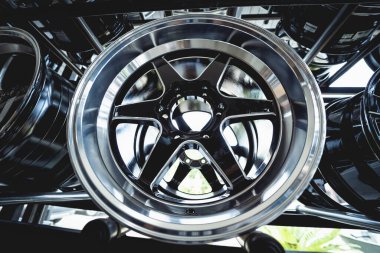 Bir dükkanda sıra sıra metal araba diskleri