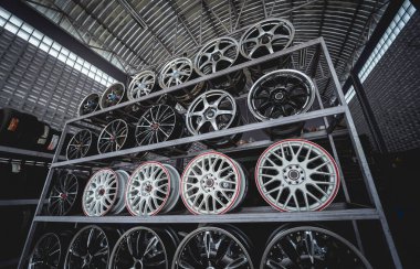 Bir dükkanda sıra sıra metal araba diskleri