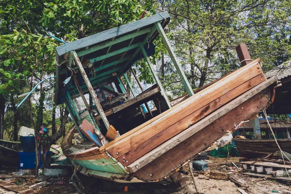 Kumsalda eski bir tahtadan tekne