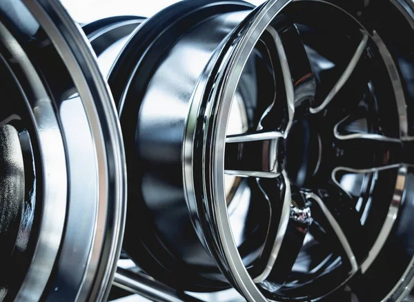 Bir dükkanda sıra sıra metal araba diskleri