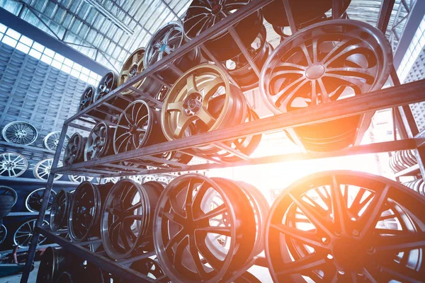 Bir dükkanda sıra sıra metal araba diskleri